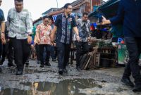 Wali Kota Medan Rico Waas meninjau kondisi jalan menuju Pasar Induk Lau Cih.