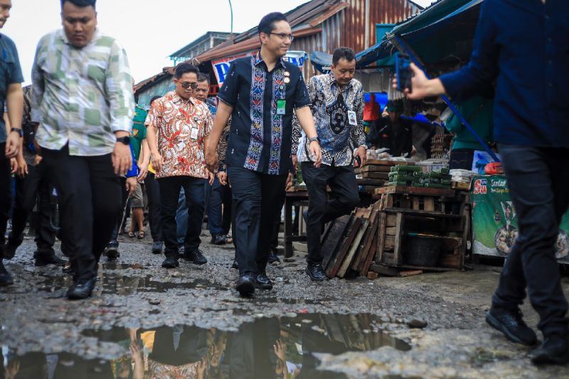 Wali Kota Medan Rico Waas meninjau kondisi jalan menuju Pasar Induk Lau Cih.
