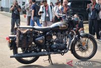 Sejumlah wartawan mengambil gambar motor Royal Enfield Classic 500 Limited Edition yang disita Komisi Pemberantasan Korupsi (KPK) dari mantan Gubernur Jawa Barat Ridwan Kamil, kemudian disimpan di Rumah Penyimpanan Benda Sitaan Negara KPK Cawang, Jakarta Timur, Jumat (25/4/2025). Foto: Antara