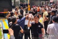 Para petugas keamanan mengeluarkan segerombolan pemuda mengenakan kaos putih bertuliskan #SaveKPK saat sidang kasus Sekjen DPP PDIP Hasto Kristiyanto di Pengadilan Tipikor Jakarta, Kamis (24/4/2025). Foto: Antara