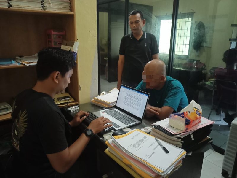 Tersangka narkoba Ismail  Nasution saat kembali ditangkap polisi usai dilepaskan dalam penggerebekan  kampung narkoba. Foto: Humas Polda Sumut