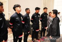 Ketua Umum PSSI Erick Thohir (kanan) menemui sejumlah pemain timnas U-17, di Jakarta, Sabtu (15/3/2025). ANTARA/HO-PSSI