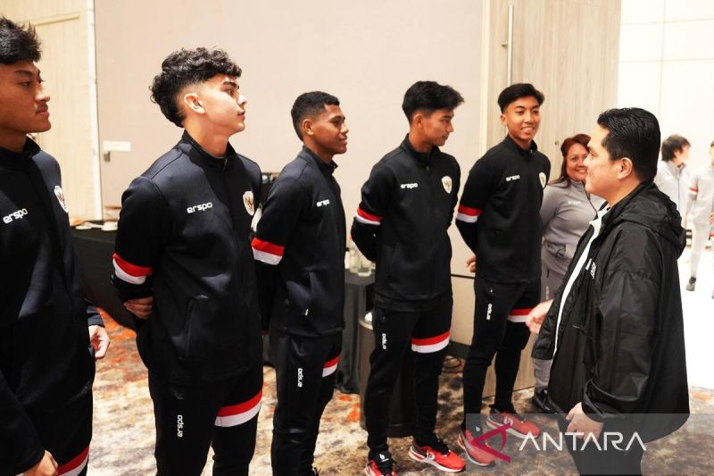 Ketua Umum PSSI Erick Thohir (kanan) menemui sejumlah pemain timnas U-17, di Jakarta, Sabtu (15/3/2025). ANTARA/HO-PSSI