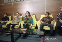 Wakil Rektor Bidang Pendidikan dan Pengajaran UGM Prof. Wening Udasmoro (tengah) saat konferensi pers di Kampus UGM, Yogyakarta, Selasa (15/4). Foto: Antara