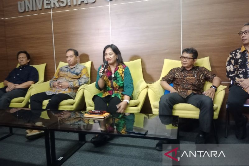 Wakil Rektor Bidang Pendidikan dan Pengajaran UGM Prof. Wening Udasmoro (tengah) saat konferensi pers di Kampus UGM, Yogyakarta, Selasa (15/4). Foto: Antara