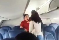 Tangkapan layar - Video oknum anggota DPRD Sumut inisial MZ diduga cekik pramugari saat cekcok. 