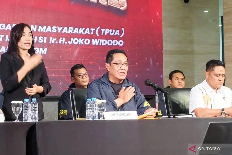 Direktur Tindak Pidana Umum (Dirtipidum) Bareskrim Polri Brigjen Pol Djuhandhani Rahardjo Puro (tengah) berbicar dalam konferensi pers. Foto: Antara