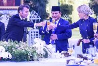 Presiden Prabowo Subianto (tengah) bersama Presiden Prancis Emmanuel Macron (kiri) dan istri Brigitte Macron (kanan) saat jamuan makan malam di Istana Negara, Jakarta, Rabu (28/5/2025). Foto: Antara