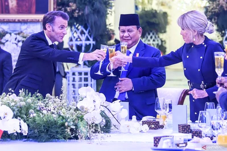 Presiden Prabowo Subianto (tengah) bersama Presiden Prancis Emmanuel Macron (kiri) dan istri Brigitte Macron (kanan) saat jamuan makan malam di Istana Negara, Jakarta, Rabu (28/5/2025). Foto: Antara