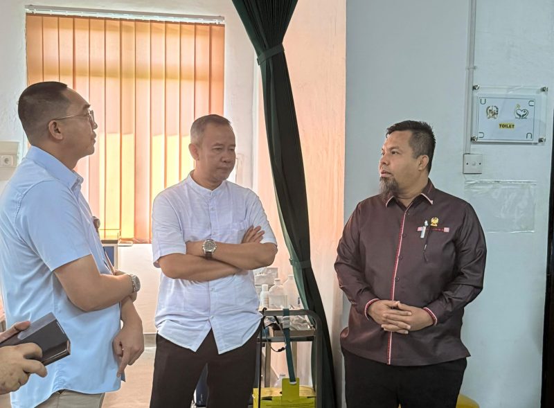 Kepala Ombudsman Sumut, Herdensi (tengah) bersama Anggota Komisi II DPRD Kota Medan dr. H. Ade Taufiq (kanan) saat meninjau RSUD RSUD Dr. H. Bachtiar Djafar Medan. Foto: Dok. Ombudsman Sumut