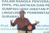 Arsip foto- Kepala Badan Kepegawaian Negara (BKN) Zudan Arif Fakrulloh menyampaikan arahan kepada Pegawai Pemerintah dengan Perjanjian Kerja (P3K) saat penyerahan Surat Keputusan (SK) Pengangkatan P3K Tahun Anggaran (TA) 2024 di Surabaya, Jawa Timur, Senin (28/4/2025). Foto: Antara Foto