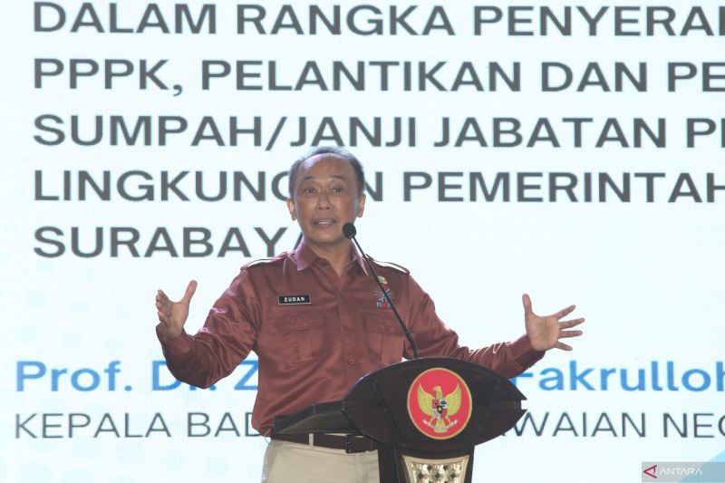 Arsip foto- Kepala Badan Kepegawaian Negara (BKN) Zudan Arif Fakrulloh menyampaikan arahan kepada Pegawai Pemerintah dengan Perjanjian Kerja (P3K) saat penyerahan Surat Keputusan (SK) Pengangkatan P3K Tahun Anggaran (TA) 2024 di Surabaya, Jawa Timur, Senin (28/4/2025). Foto: Antara Foto