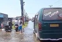 Banjir rob di Medan Belawan menggenang hingga jalan raya. Foto: Tangkapan Layar