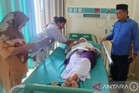 Kepala Kantor Kementerian Agama Kabupaten Deli Serdang Saripuddin Daulay (kanan) membesuk calhaj asal Embarkasi Solo Sri Yati Sastro Yusmin di RSUD Amri Tambunan Lubuk Pakam, Deli Serdang, Sumatera Utara, Ahad (11/5/2025). Foto: Antara/HO-Kemenag Sumut
