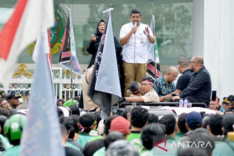 Gubernur Sumatera Utara Bobby Nasution menemui ribuan pegemudi daring di depan Kantor Gubernur Sumut, Selasa (20/5). Foto: Diskominfo Sumut