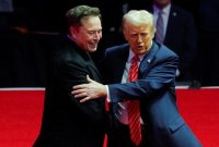 Presiden terpilih AS Donald Trump menyapa CEO Tesla dan pemilik X Elon Musk selama rapat umum sehari sebelum Trump dijadwalkan dilantik untuk masa jabatan kedua, di Washington, AS, 19 Januari 2025. Foto: REUTERS