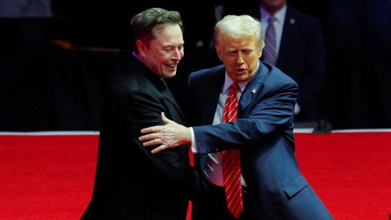 Presiden terpilih AS Donald Trump menyapa CEO Tesla dan pemilik X Elon Musk selama rapat umum sehari sebelum Trump dijadwalkan dilantik untuk masa jabatan kedua, di Washington, AS, 19 Januari 2025. Foto: REUTERS