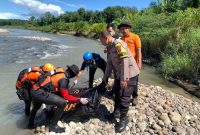 Tim SAR gabungan mengevakuasi jasad Albert Amandan (19), seorang pemuda yang hanyut di Sungai Batang Toru Kabupaten Tapanuli Selatan (Tapsel), Sumatera Utara, Senin (26/5/2025). Foto: Humas Basarnas Medan
