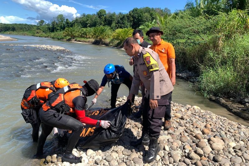 Tim SAR gabungan mengevakuasi jasad Albert Amandan (19), seorang pemuda yang hanyut di Sungai Batang Toru Kabupaten Tapanuli Selatan (Tapsel), Sumatera Utara, Senin (26/5/2025). Foto: Humas Basarnas Medan