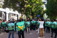 Seratusan mitra Grab menggelar unjuk rasa di depan Gedung DPRD Sumut memprotes kebijakan baru yang dinilai tidak adil. Foto: Topikseru.com/Zei