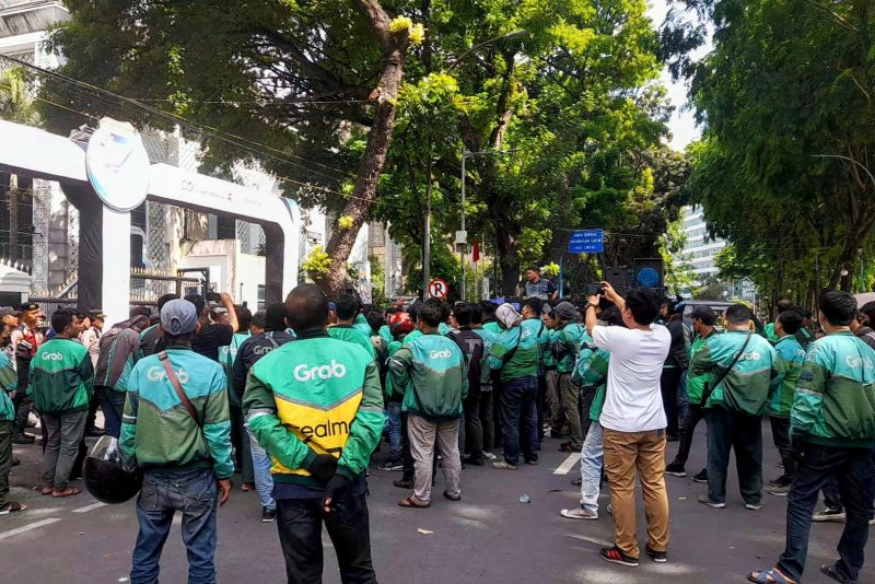 Seratusan mitra Grab menggelar unjuk rasa di depan Gedung DPRD Sumut memprotes kebijakan baru yang dinilai tidak adil. Foto: Topikseru.com/Zei