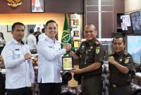 Kepala Rutan Kelas I Medan Andi Surya (kiri) bersama Kepala Kejari Medan Fajar Syah Putra. Foto: Humas Rutan Kelas I Medan
