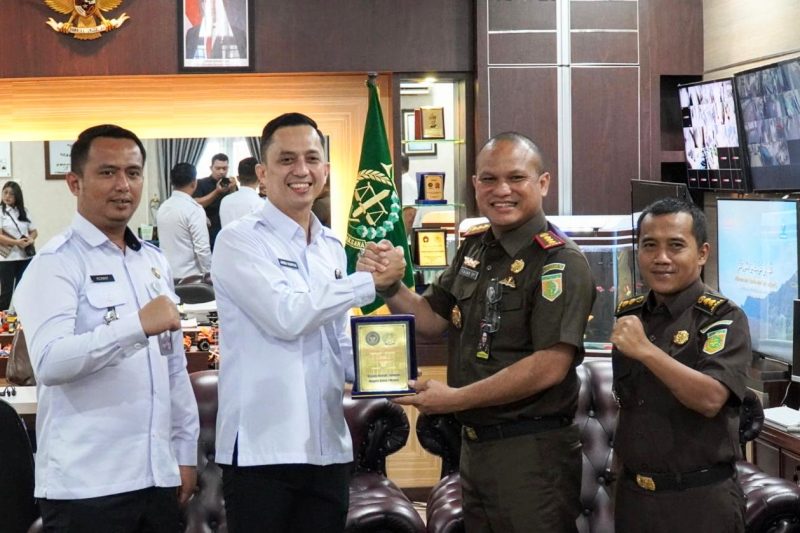 Kepala Rutan Kelas I Medan Andi Surya (kiri) bersama Kepala Kejari Medan Fajar Syah Putra. Foto: Humas Rutan Kelas I Medan