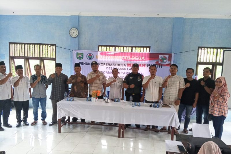 Warga Desa Pasar Laru, Kecamatan Tambangan, Kabupaten Mandailing Natal, Sumut, resmi membentuk Koperasi Merah Putih. Foto: Dok.Pribadi