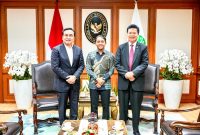 Menteri Kehutanan RI Raja Juli Antoni (tengah) bersama Ephorus HKBP, Pdt Victor Tinambunan (kanan) dan Ketua Umum PSBI dan Ketua Yayasan UHN, Dr Effendi MS Simbolon di Kantor Kementerian Kehutanan di Jakarta. Foto: Istimewa