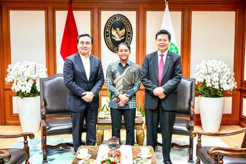 Menteri Kehutanan RI Raja Juli Antoni (tengah) bersama Ephorus HKBP, Pdt Victor Tinambunan (kanan) dan Ketua Umum PSBI dan Ketua Yayasan UHN, Dr Effendi MS Simbolon di Kantor Kementerian Kehutanan di Jakarta. Foto: Istimewa