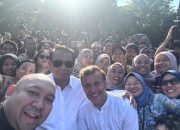 Momen Seru Prabowo dan Macron Selfie Bareng Wartawan di Borobudur, Didit Ikut Bantu Ambil Gambar