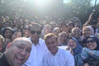 Presiden RI Prabowo Subianto dan Presiden Prancis Emmanuel Macron berfoto bersama para wartawan, yang dibantu oleh Didit Hediprasetyo untuk mengambil gambar, saat di pelataran Candi Borobudur, Magelang, Jawa Tengah, Kamis (29/5/2025). Foto: Antara/Dokumentasi Pribadi Didit Hediprasetyo