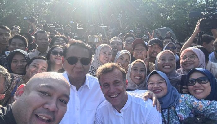 Momen Seru Prabowo dan Macron Selfie Bareng Wartawan di Borobudur, Didit Ikut Bantu Ambil Gambar
