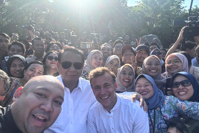 Presiden RI Prabowo Subianto dan Presiden Prancis Emmanuel Macron berfoto bersama para wartawan, yang dibantu oleh Didit Hediprasetyo untuk mengambil gambar, saat di pelataran Candi Borobudur, Magelang, Jawa Tengah, Kamis (29/5/2025). Foto: Antara/Dokumentasi Pribadi Didit Hediprasetyo