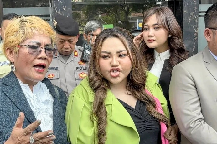 Selebgram Lisa Mariana (tengah) menghadiri sidang perdana atas gugatan perdata terhadap mantan Gubernur Jawa Barat Ridwan Kamil di PN Bandung, Rabu (28/5). Foto: Antara