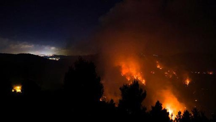 Kebakaran hebat melanda kawasan Israel. Foto: AFP/MENAHEM KAHANA