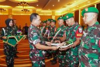 Panglima TNI Jenderal TNI Agus Subiyanto memberi selamat kepada Babinsa berprestasi setelah memberikan pengarahan di Kodam V/Brawijaya, Surabaya, Jawa Timur, Kamis (22/5).