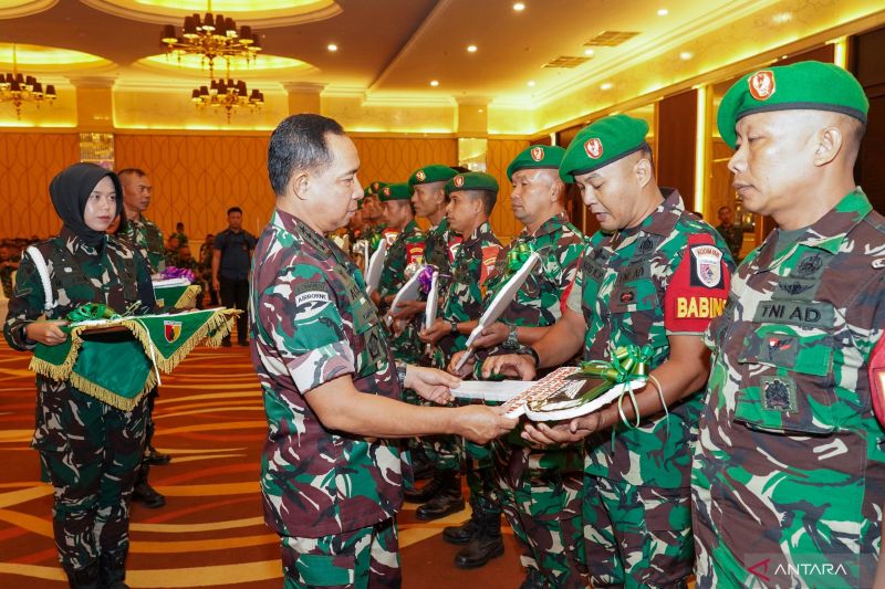 Panglima TNI Jenderal TNI Agus Subiyanto memberi selamat kepada Babinsa berprestasi setelah memberikan pengarahan di Kodam V/Brawijaya, Surabaya, Jawa Timur, Kamis (22/5).