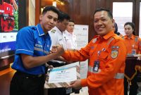 Vice President KAI Divre I Sumut, Sofan Hidayah menyerahkan langsung penghargaan kepada Muhammad Najmi dalam sesi Rapat Kerja Keselamatan KAI Divre I Sumut di Kantor KAI Divre I Sumut, Kota Medan, pada Jumat, 2 Mei 2025. Foto: Humas KAI Sumut
