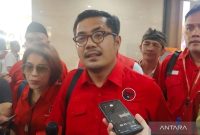 Kader PDI Perjuangan (PDIP) Wiradarma Harefa (tengah) berbicara dengan awak media di Gedung Bareskrim Polri, Jakarta, Selasa (27/5/2025). Foto: Antara