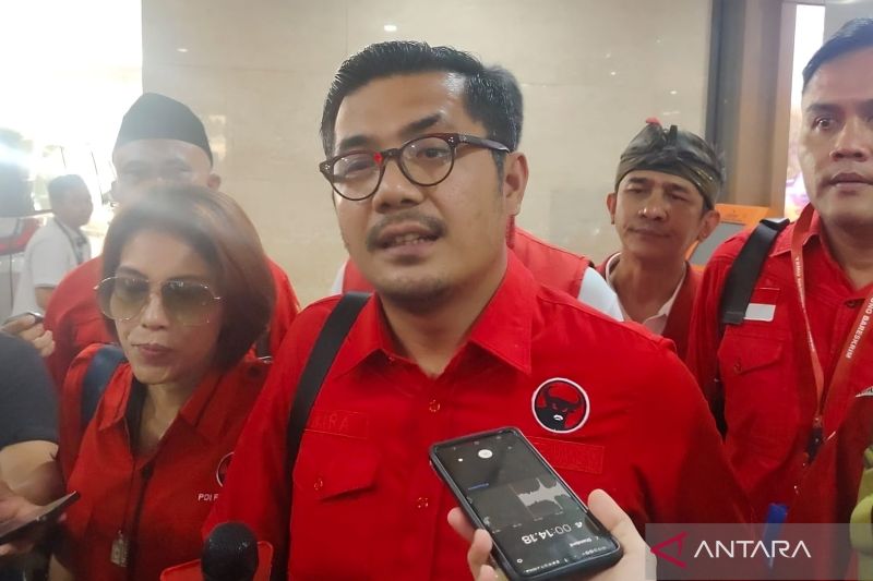 Kader PDI Perjuangan (PDIP) Wiradarma Harefa (tengah) berbicara dengan awak media di Gedung Bareskrim Polri, Jakarta, Selasa (27/5/2025). Foto: Antara