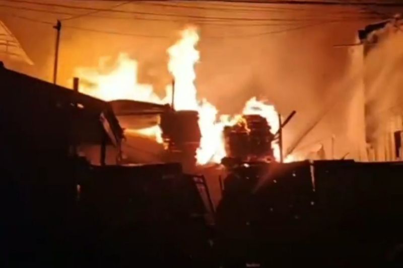 Tangkapan layar kebakaran yang melanda bangunan rumah tinggal di Jalan Bekasi Timur Raya, RT 01/RW 16, Kelurahan Cipinang, Kecamatan Pulogadung, Jakarta Timur, Selasa (13/5/2025) malam. Foto: X/@humasjakfire)