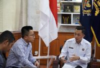 Kepala Rutan Kelas I Medan Andi Surya (kanan) menyambut kunjungan perwakilan Konsulat Malaysia yang dipimpin Tn. Amir Azan (kiri). Foto: Humas Rutan Kelas I Medan