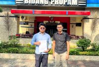 LBH Medan resmi melaporkan Kapolres Langkat dan Kasat Reskirm Polres Kangkat ke Propam Polda Sumut. Foto: Dok. LBH Medan