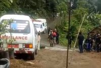 Mobil ambulans membawa korban ledakan di Kecamatan Cibalong, Kabupaten Garut, Jawa Barat, Senin (12/5/2025). Antara/HO-warga