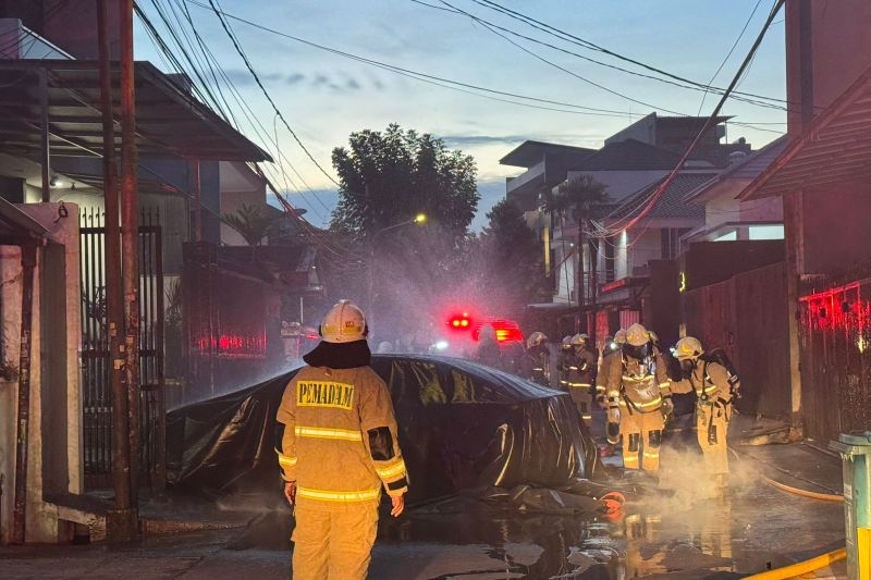 Ilustrasi: Pemadaman BYD Seal yang terbakar. (ANTARA/Ho-Gulkarmat Jakarta Barat)