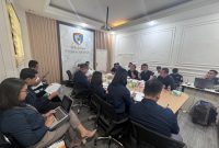 Kepala Perwakilan Ombudsman Sumut Herdensi dan tim menggelar 15 laporan pengaduan masyarakat dengan Itwasda Polda Suamut. Foto: Dok. Ombudsman Sumut