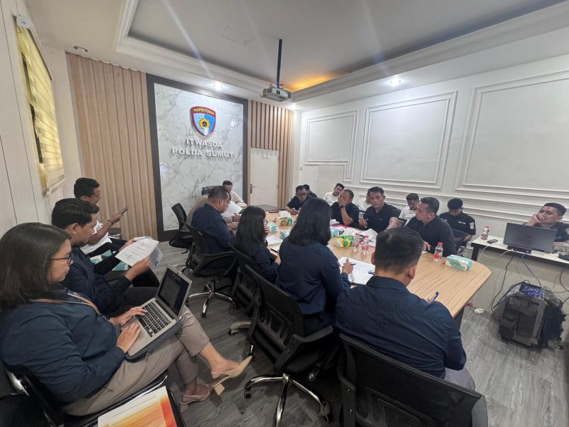 Kepala Perwakilan Ombudsman Sumut Herdensi dan tim menggelar 15 laporan pengaduan masyarakat dengan Itwasda Polda Suamut. Foto: Dok. Ombudsman Sumut