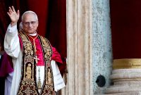 Paus Leo XIV muncul di balkon Basilika Santo Petrus, setelah menjadi paus Amerika pertama, di Kota Vatikan, Italia, pada Kamis, 8 Mei 2025. Foto: Bloomberg
