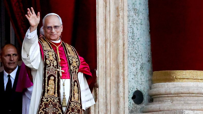 Paus Leo XIV muncul di balkon Basilika Santo Petrus, setelah menjadi paus Amerika pertama, di Kota Vatikan, Italia, pada Kamis, 8 Mei 2025. Foto: Bloomberg